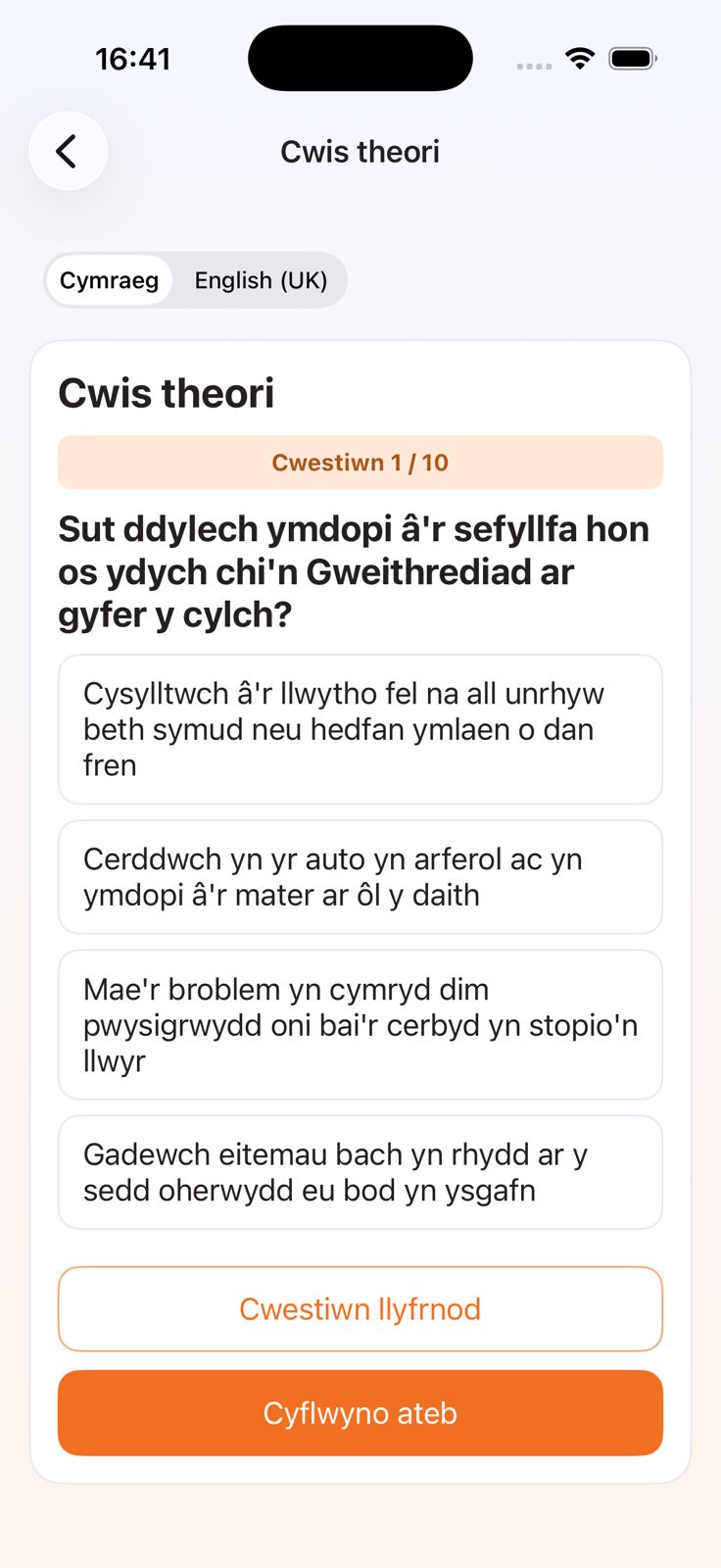 Drivest Welsh theory quiz screen with language switcher.